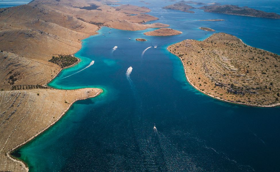 Hrvatska obala iz vazduha - marina i jedrilice